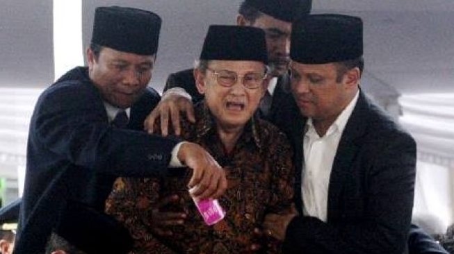 Potret B.J Habibie Menangis Sesaat Setelah Ani Yudhoyono Wafat (Twitter)
