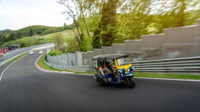 Tuk Tuk melaju di Sirkuit Nurburgring. (Carscoops)