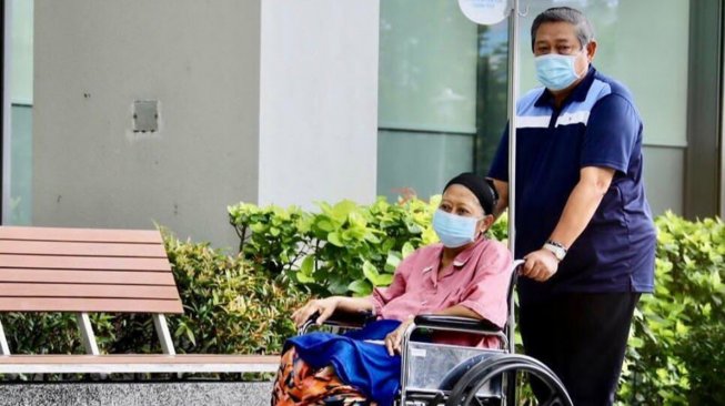 Ani Yudhoyono didampingi suaminya Susilo Bambang Yudhoyono di Rumah Sakit  National University Hospital, Singapura. [Instagram @aniyudhoyono]