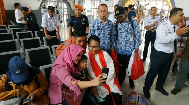 Menteri Yohana Yembise menyapa pemudik di Stasiun Senen, Jakarta Pusat, Sabtu (1/6/2019). (Suara.com/Firsta Nodia)