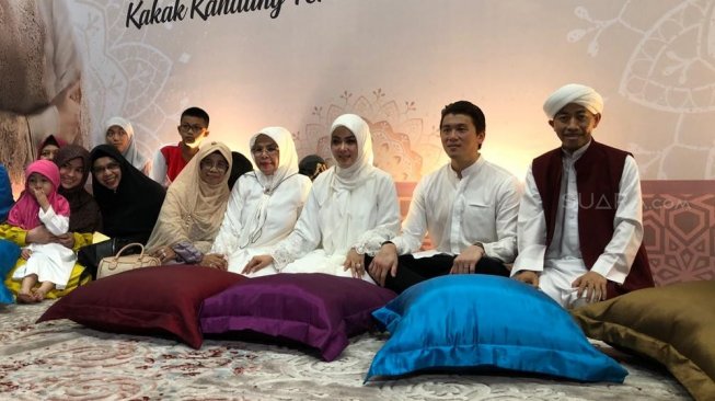Syahrini menggelar ‘Syahrini Berbagi’ di Masjid Az Zikra Sentul, Bogor, Sabtu (1/6/2019). [Revi Cofans Rantung/Suara.com]