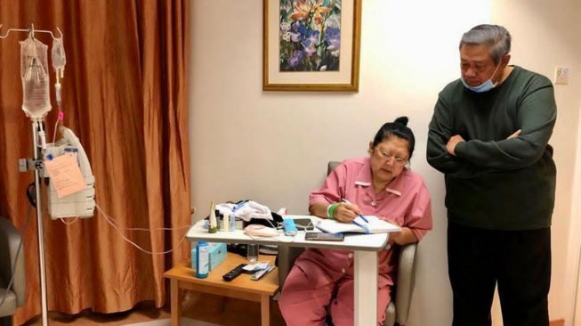 Ani Yudhoyono didampingi suaminya Susilo Bambang Yudhoyono di Rumah Sakit Hospital, Singapura. [Instagram @aniyudhoyono]