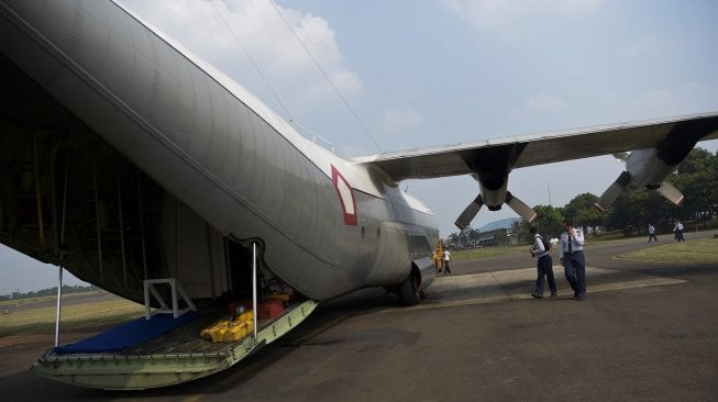 Personel TNI AU mempersiapkan Hercules C-130 di Bandara Halim Perdana Kusuma, Jakarta, Sabtu (1/6). [ANTARA FOTO/Galih Pradipta]