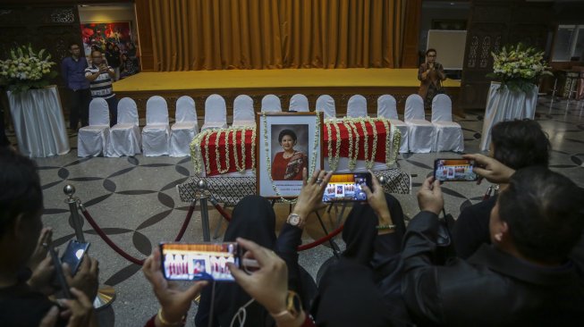 Warga Indonesia melayat almarhumah Ibu Ani Yudhoyono, di Kedutaan Besar Indonesia, di Singapura, Sabtu (1/6/2019). [Antara Foto/M N Kanwa/ama]