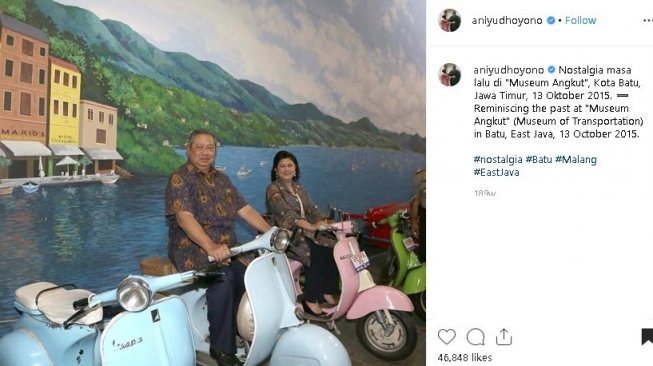 Ani Yudhoyono dan SBY naik Vespa. (Instagram/@aniyudhoyono)