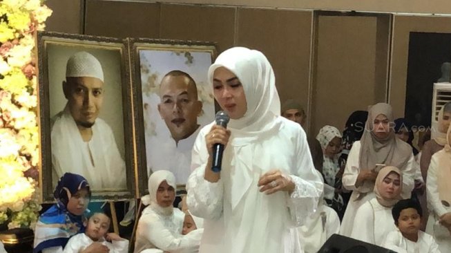 Syahrini menggelar ‘Syahrini Berbagi’ di Masjid Az Zikra Sentul, Bogor, Sabtu (1/6/2019). [Revi Cofans Rantung/Suara.com]