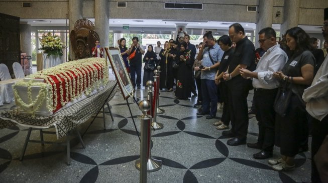 Warga Indonesia yang bermukim di Singapura mendoakan almarhumah Ibu Ani Yudhoyono, di Kedutaan Besar Indonesia, di Singapura, Sabtu (1/6). [ANTARA FOTO]