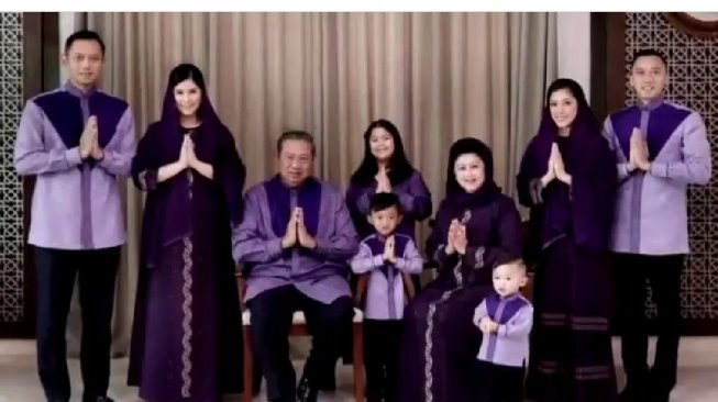 Intip 5 Gaya Busana Lebaran Ani Yudhoyono selama 5 Tahun 