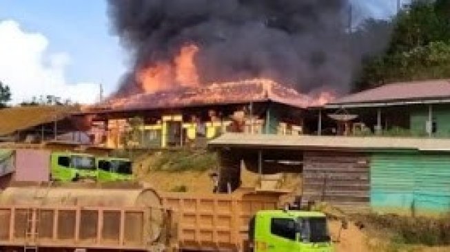 Mess PT Kalbar Bumi Perkasa di Tayan terbakar, 10 sepeda motor ludes