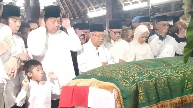 Maruf Amin pimpin salat jenazah. (Suara.com/Stephanus Aranditio)