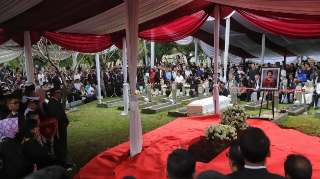 Suasana pemakaman Ibu Ani Yudhoyono, Taman Makam Pahlawan Kalibata, Jakarta, Minggu (2/6). [Suara.com/Muhaimin A Untung]