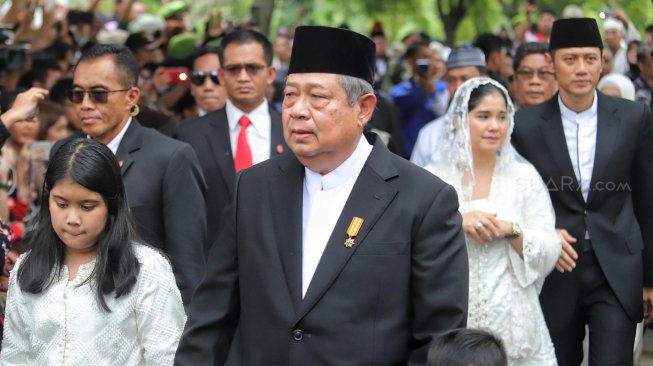 Presiden RI keenam Susilo Bambang Yudhoyono didampingi anak saat mengantar jenazah di makam Ibu Ani Yudhoyono, Taman Makam Pahlawan Kalibata, Jakarta, Minggu (2/6). [Suara.com/Muhaimin A Untung]