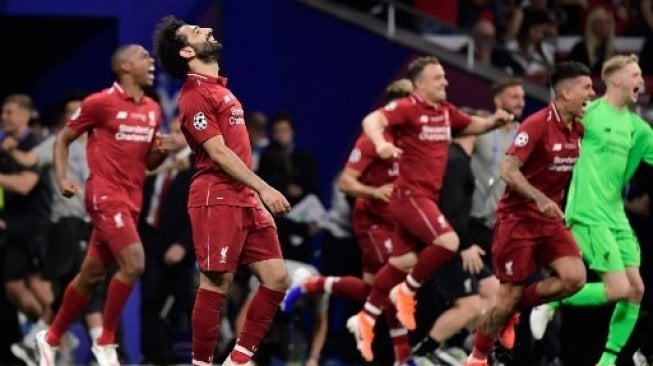 Mohamed Salah dan para pemain Liverpool lainnya merayakan kemenangan atas Tottenham Hotspur di final Liga Champions. JAVIER SORIANO / AFP