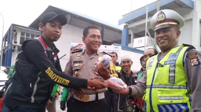 Komunitas Pengemudi Ojol Bagikan Takjil Kepada Petugas di Jalur Mudik