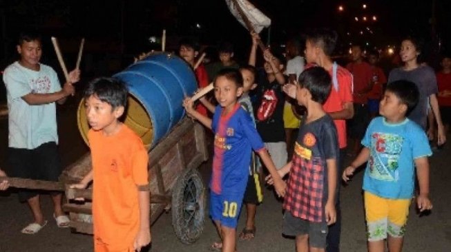 Anti-mainstream! Pria Ini Bangunkan Sahur Pakai Terompet! 