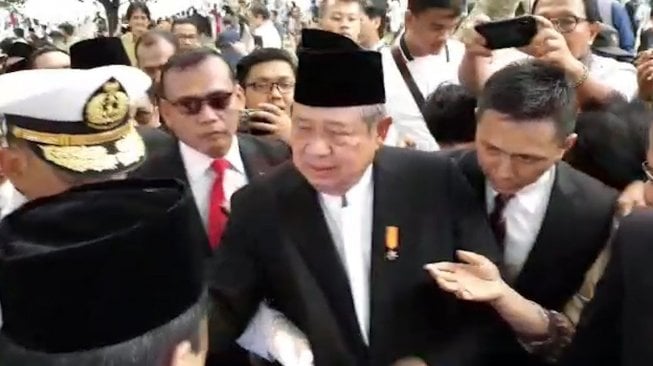 SBY Terenyuh saat Menyalami Para Pelayat Usai Pemakaman