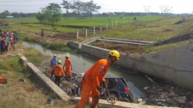 Terjun Bebas di Parit Tol Batang - Semarang, Dua Penumpang Starlet Tewas