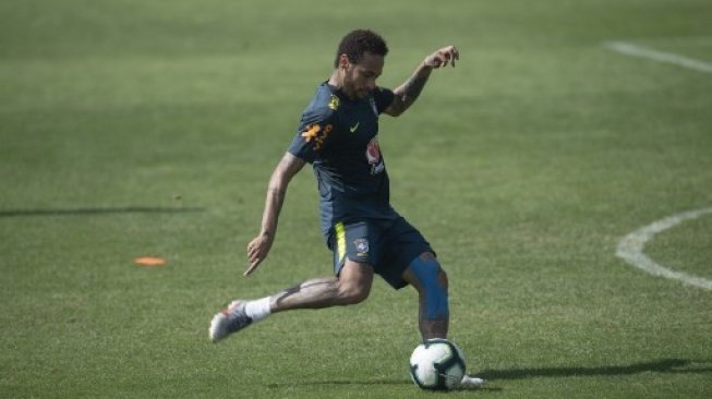 Aksi Neymar saat mengikuti pemusatan latihan bersama Timnas Brasil menjelang bergulirnya Copa America 2019. (MAURO PIMENTEL / AFP)