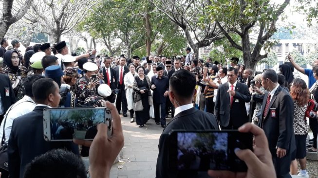 Detik-detik Momen Langka SBY Salaman dengan Megawati