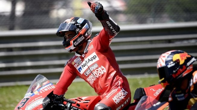 Rider Ducati, Danilo Petrucci melakukan selebrasi usai menjuarai MotoGP Italia di race track Sirkuit Mugello, Minggu (2/6/2019) malam WIB. [Filippo MONTEFORTE / AFP]