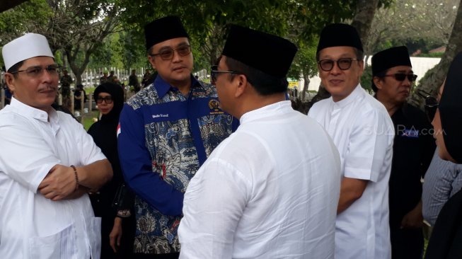 Dede Yusuf (kemeja biru) hadiri pemakaman Ani Yudhoyono di TMP Kalibata, Jakarta, Minggu (2/6/2019) [Suara.com/Ismail]