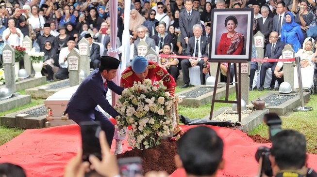 Presiden Joko Widodo saat jadi irup di upacara pemakaman jenazah Ibu Negara periode 2004-2014 Ani Yudhoyono di Taman Makam Pahlawan Nasional Utama (TMP) Kalibata, Jakarta, Minggu (2/6). [Suara.com/Muhaimin A Untung]