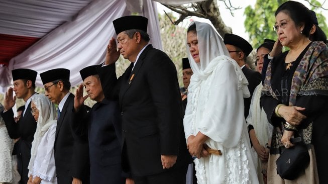 Presiden Ke-5 Megawati Soekarnoputri (kanan) saat menghadiri pemakaman ibu negara Ani Yudhoyono di Taman Makam Pahlawan Nasional Utama (TMP) Kalibata, Jakarta, Minggu (2/6). [Suara.com/Muhaimin A Untung]