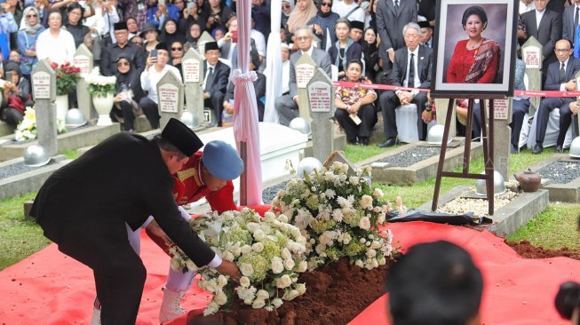 Presiden RI keenam Susilo Bambang Yudhoyono menaburkan bunga di makam Ibu Ani Yudhoyono, Taman Makam Pahlawan Kalibata, Jakarta, Minggu (2/6). [Suara.com/Muhaimin A Untung]