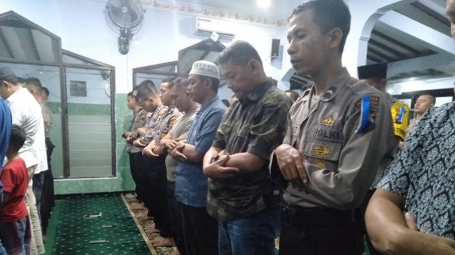 Ratusan Polisi di Solo Gelar Salat Gaib Untuk Ani Yudhoyono