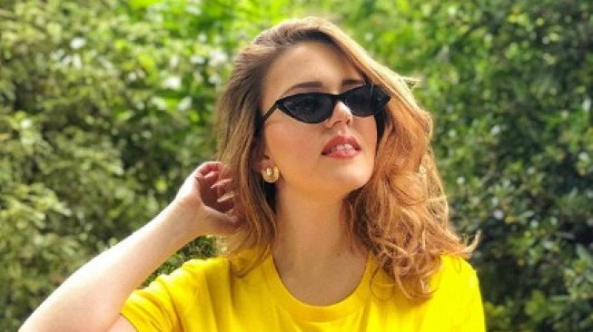 Posting Foto dengan Teman, Influencer Ini Tuai Kontroversi