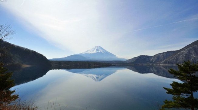 Penampakan Gunung Fuji dari Danau Motosu ( Wikimedia Commons Captain76)