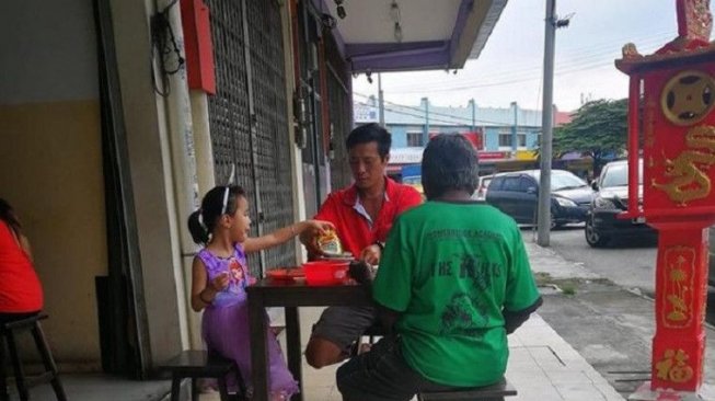 Ajarkan Kebaikan, Ayah dan Anak Ini Makan Satu Meja dengan Gelandangan 
