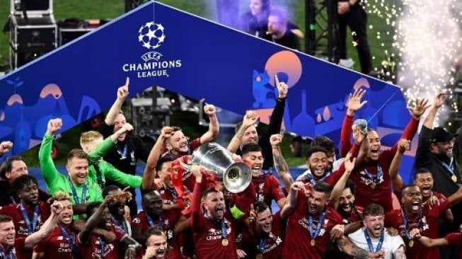 Para pemain Liverpool mengangkat trofi dan merayakan juara Liga Champions setelah di final mengalahkan Tottenham Hotspur. OSCAR DEL POZO / AFP