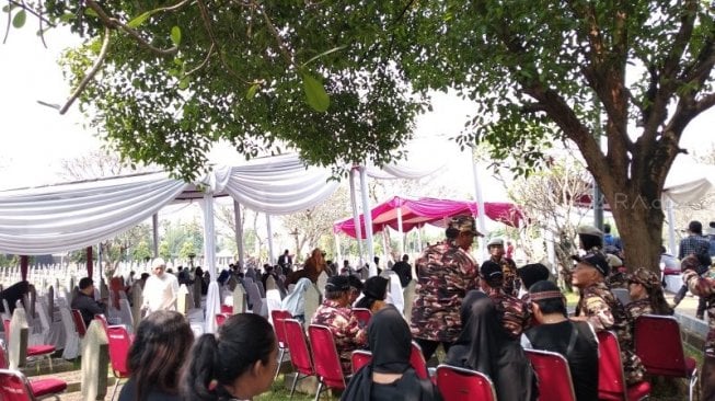 Marmiah Titip Anak-anak Demi Saksikan Langsung Pemakaman Ani Yudhoyono