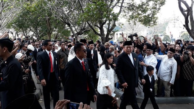 SBY Teteskan Air Mata Setelah Ani Yudhoyono Dimakamkan