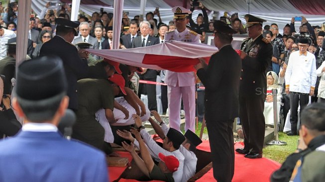 Presiden RI keenam Susilo Bambang Yudhoyono didampingi anak dan menantunya menaburkan bunga di makam Ibu Ani Yudhoyono, Taman Makam Pahlawan Kalibata, Jakarta, Minggu (2/6). [Suara.com/Muhaimin A Untung]