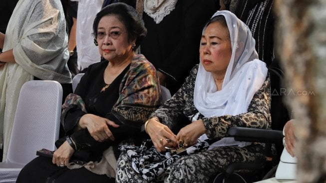 Presiden Ke-5 Megawati Soekarnoputri (kanan) saat menghadiri pemakaman ibu negara Ani Yudhoyono di Taman Makam Pahlawan Nasional Utama (TMP) Kalibata, Jakarta, Minggu (2/6). [Suara.com/Muhaimin A Untung]