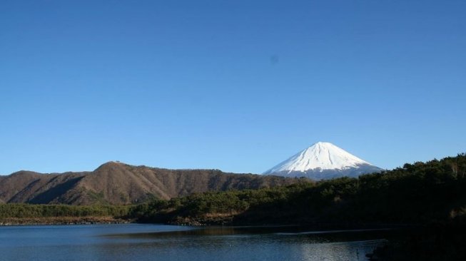 Penampakan Gunung Fuji dari Danau Saiko ( Wikimedia Commons Amarpreet Singh)