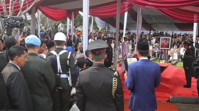 Presiden Joko Widodo saat jadi irup di upacara pemakaman jenazah Ibu Negara periode 2004-2014 Ani Yudhoyono di Taman Makam Pahlawan Nasional Utama (TMP) Kalibata, Jakarta, Minggu (2/6). [Suara.com/Muhaimin A Untung]