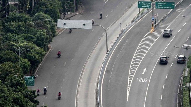 Sejumlah kendaraan melintas di kawasan Jalan Gatot Subroto, Jakarta, Senin (3/6). [Suara.com/Oke Atmaja]