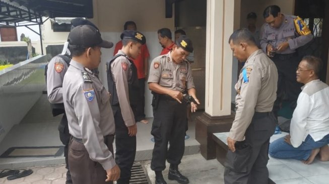 Muclas, pelaku pembawa senpi saat ditangkap di Masjid At-Taqwa. (Antara)