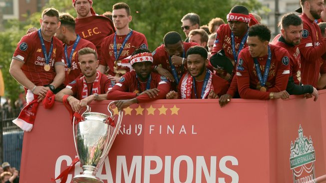 Para pemain Liverpool disambut ribuan penggemarnya saat parade juara Liga Champions dengan Bus terbuka di Liverpool, Inggris, Minggu (2/6). [Oli SCARFF / AFP]