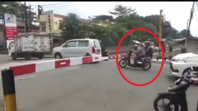 Nekat Terobos Palang Pintu Kereta, Pemotor Ini Bernasib Pilu