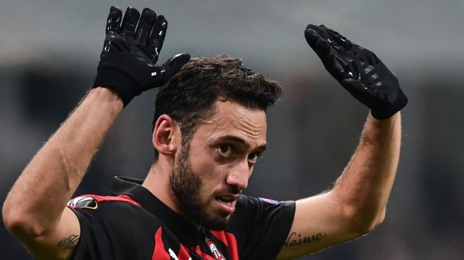 Gelandang serang AC Milan, Hakan Calhanoglu. [Miguel MEDINA / AFP]