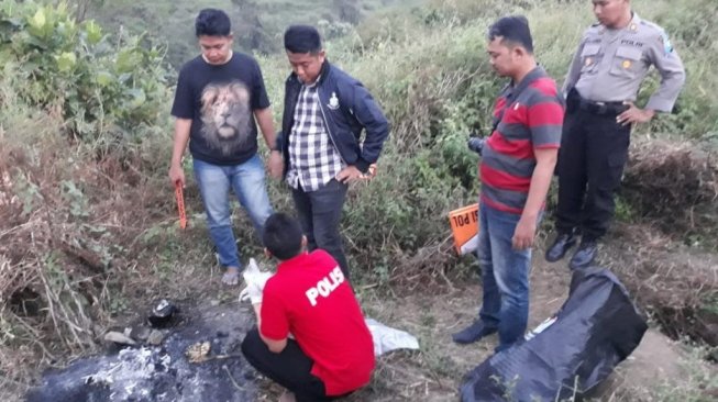 Tinggal Tengkorak, SR Dibakar Menantu Empat Kali Pakai Ban Truk Curian