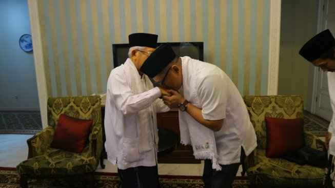 Kisah Presenter Tio Nugroho Mualaf Usai Dengar Azan hingga Dibimbing Salat Maruf Amin