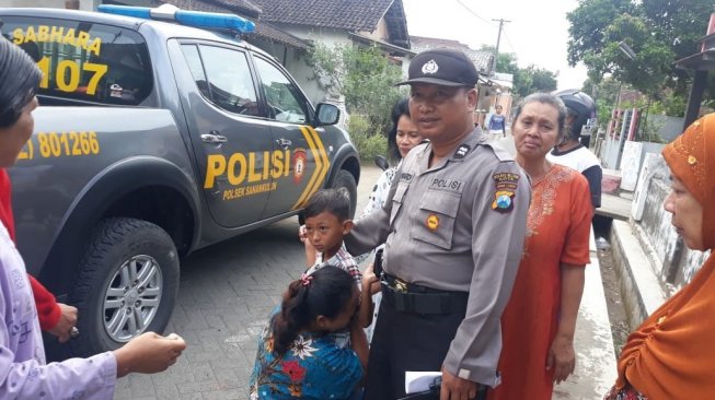 Kevin dipeluk ibunya saat tiba diantar kerabat dan petugas kepolisian.(Jatimnet)