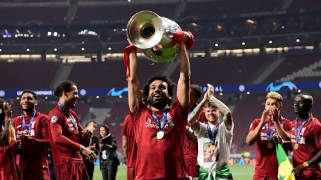 Mohamed Salah saat mengangkat trofi Liga Champions 2018/2019. (JAVIER SORIANO / AFP)