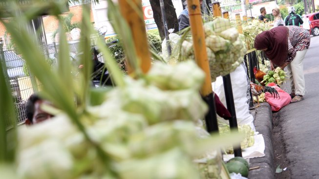 Penjual kulit ketupat musiman di sekitar Jalan RS Fatmawati, Pondok Labu, Jakarta Selatan, Senin (3/6). . [Suara.com/Arief Hermawan P]