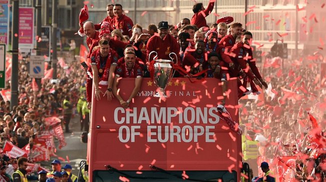 Para pemain Liverpool disambut ribuan penggemarnya saat parade juara Liga Champions dengan Bus terbuka di Liverpool, Inggris, Minggu (2/6). [Oli SCARFF / AFP]